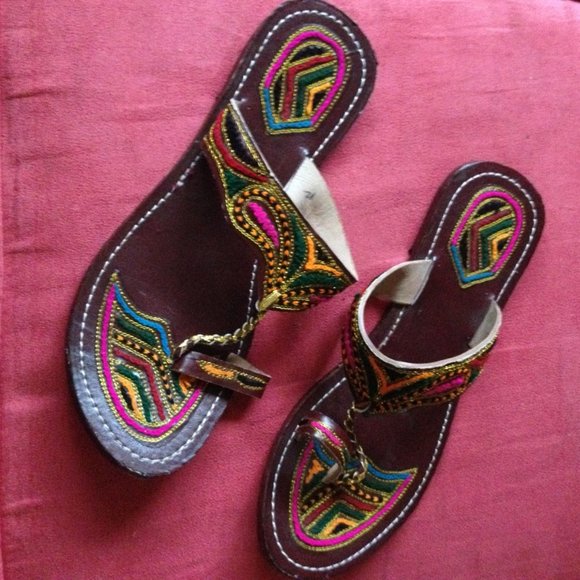 split toe Embroidered beach sandal - Picture 2 of 6
